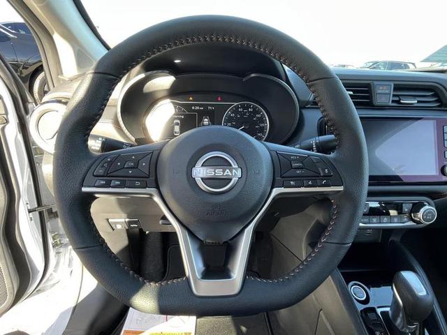 2025 Nissan Versa SR photo